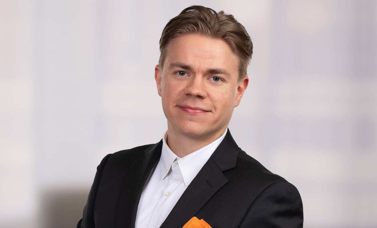 Muotokuva OP Hämeen asiakkuuspäällikkö Topi Passilasta. Kuva liittyy asuntolainaan, talouden suunnitteluun ja pitkäjänteiseen varautumiseen.